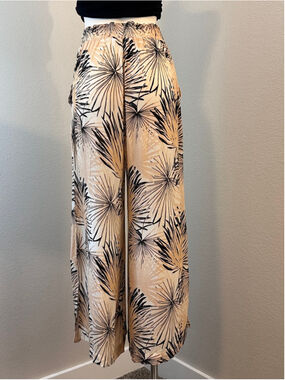 Women's ROSE+OLIVE Pinkish-Beige, White & Black Palm Print Wide Leg Pants M
